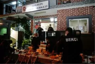 Mahallelinin sahur sürprizi polisi duygulandırdı Mahallelinin sahur sürprizi polisi duygulandırdı