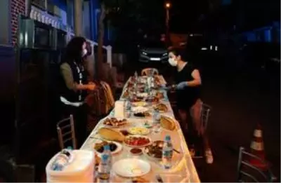 Mahallelinin sahur sürprizi polisi duygulandırdı Mahallelinin sahur sürprizi polisi duygulandırdı
