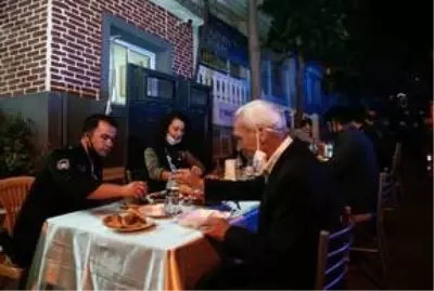 Mahallelinin sahur sürprizi polisi duygulandırdı Mahallelinin sahur sürprizi polisi duygulandırdı
