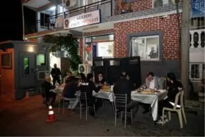 Mahallelinin sahur sürprizi polisi duygulandırdı Mahallelinin sahur sürprizi polisi duygulandırdı