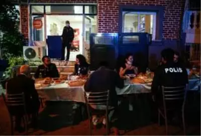 Mahallelinin sahur sürprizi polisi duygulandırdı Mahallelinin sahur sürprizi polisi duygulandırdı