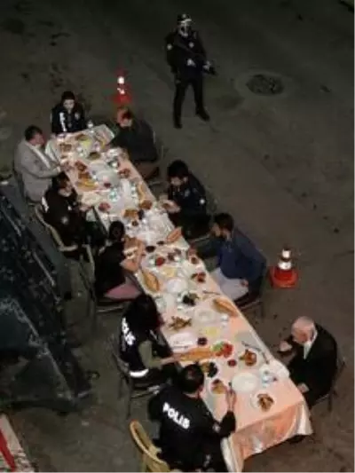 Mahallelinin sahur sürprizi polisi duygulandırdı Mahallelinin sahur sürprizi polisi duygulandırdı