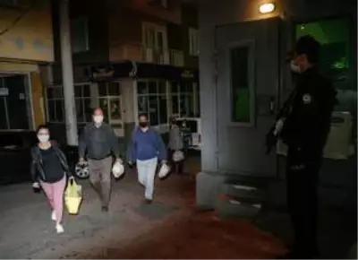 Mahallelinin sahur sürprizi polisi duygulandırdı Mahallelinin sahur sürprizi polisi duygulandırdı