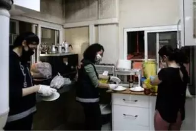 Mahallelinin sahur sürprizi polisi duygulandırdı Mahallelinin sahur sürprizi polisi duygulandırdı
