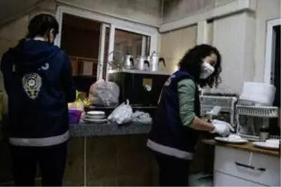 Mahallelinin sahur sürprizi polisi duygulandırdı Mahallelinin sahur sürprizi polisi duygulandırdı