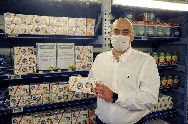 Marketlerde cerrahi maske satışı başladı! Bir kişi en fazla 3 kutu alabiliyor