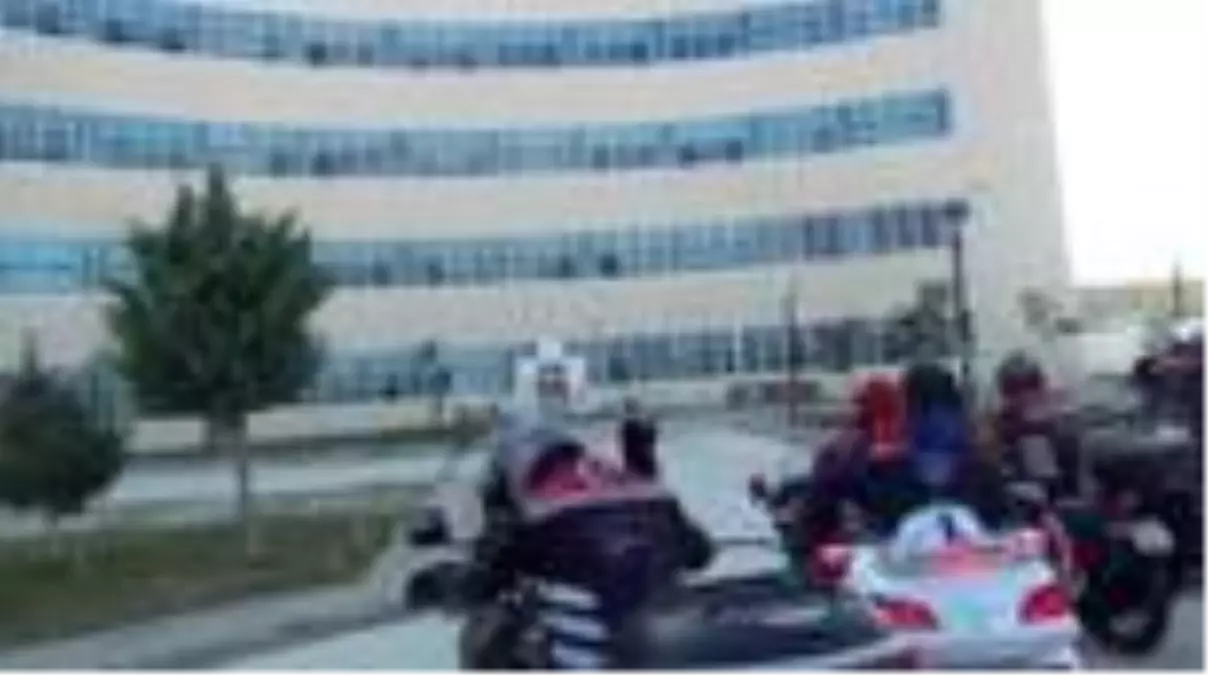 Motosiklet tutkunlarından sağlık çalışanı ve hastalara moral