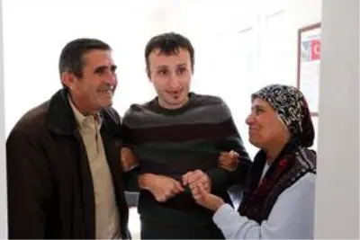 Ömrünü bir yaşında evlat edindiği felçli oğluna adadı Ömrünü bir yaşında evlat edindiği felçli oğluna adadı
