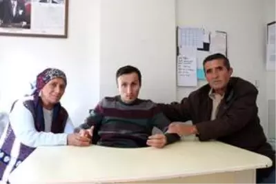 Ömrünü bir yaşında evlat edindiği felçli oğluna adadı Ömrünü bir yaşında evlat edindiği felçli oğluna adadı