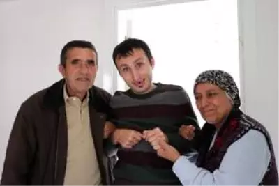 Ömrünü bir yaşında evlat edindiği felçli oğluna adadı Ömrünü bir yaşında evlat edindiği felçli oğluna adadı