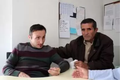 Ömrünü bir yaşında evlat edindiği felçli oğluna adadı Ömrünü bir yaşında evlat edindiği felçli oğluna adadı