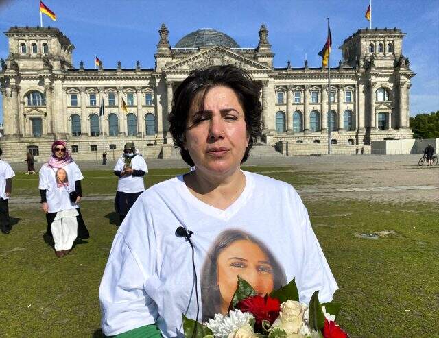 PKK tarafından kızı kaçırılan Maide T. Alman Meclisi önündeki eylemini sürdürüyor