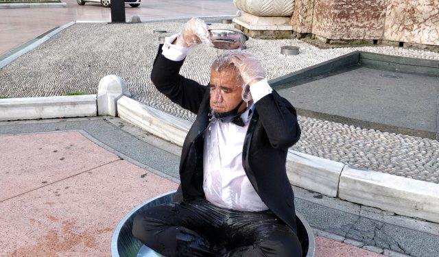 Sanatçı Aydın Aydıni Taksim'de su israfına dikkat çekmek için leğende yıkandı