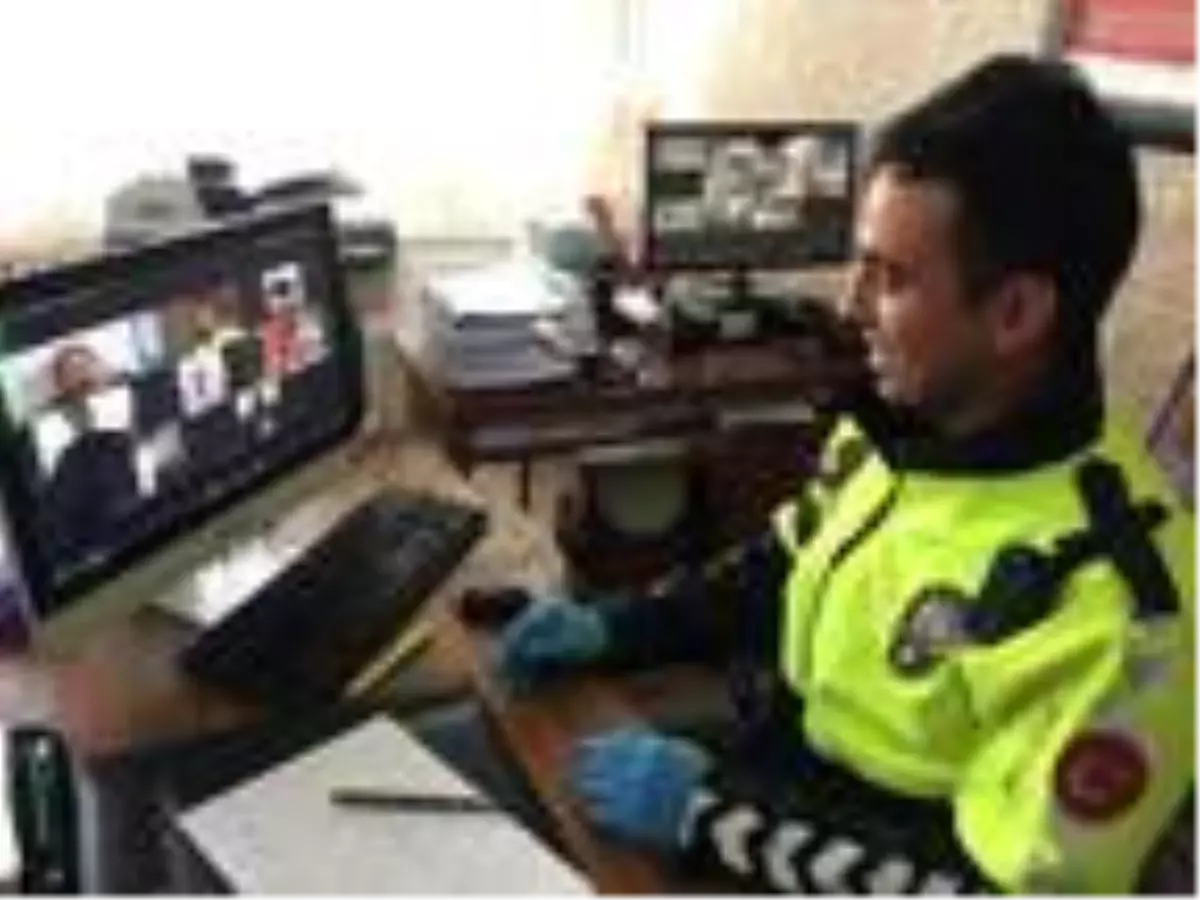 Trafik polisi, söz verdiği öğrencilerle EBA'da buluştu