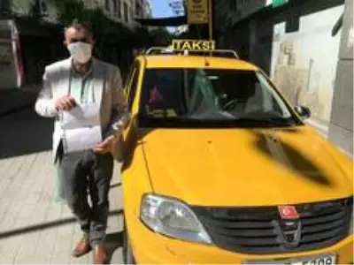 Akhisarlı taksici sağlık çalışanlarını ücretsiz taşıyor Akhisarlı taksici sağlık çalışanlarını ücretsiz taşıyor