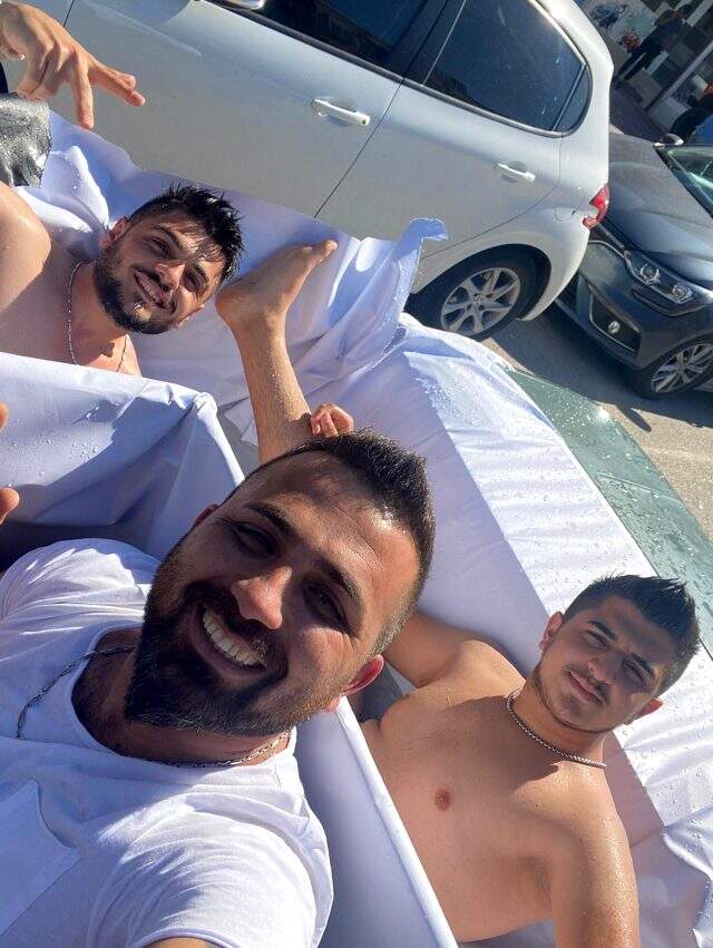 Deniz girmenin yasak olduğu Antalya'da gençler, üstü açık otomobili havuza çevirdi