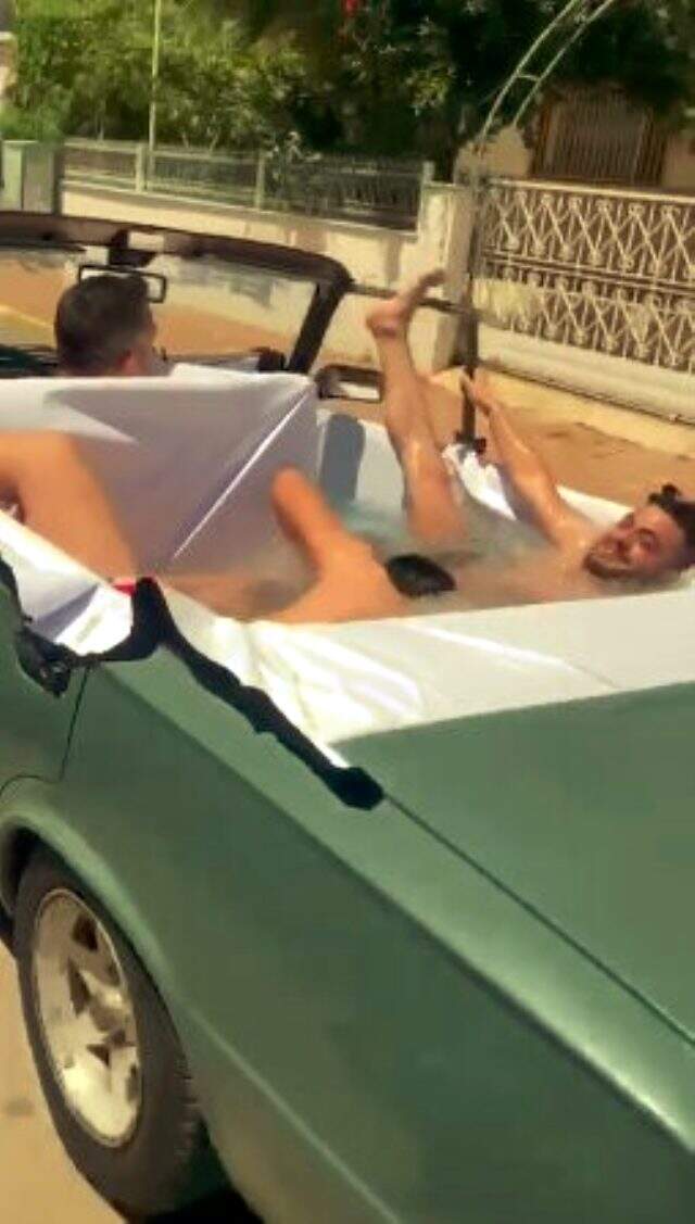 Deniz girmenin yasak olduğu Antalya'da gençler, üstü açık otomobili havuza çevirdi