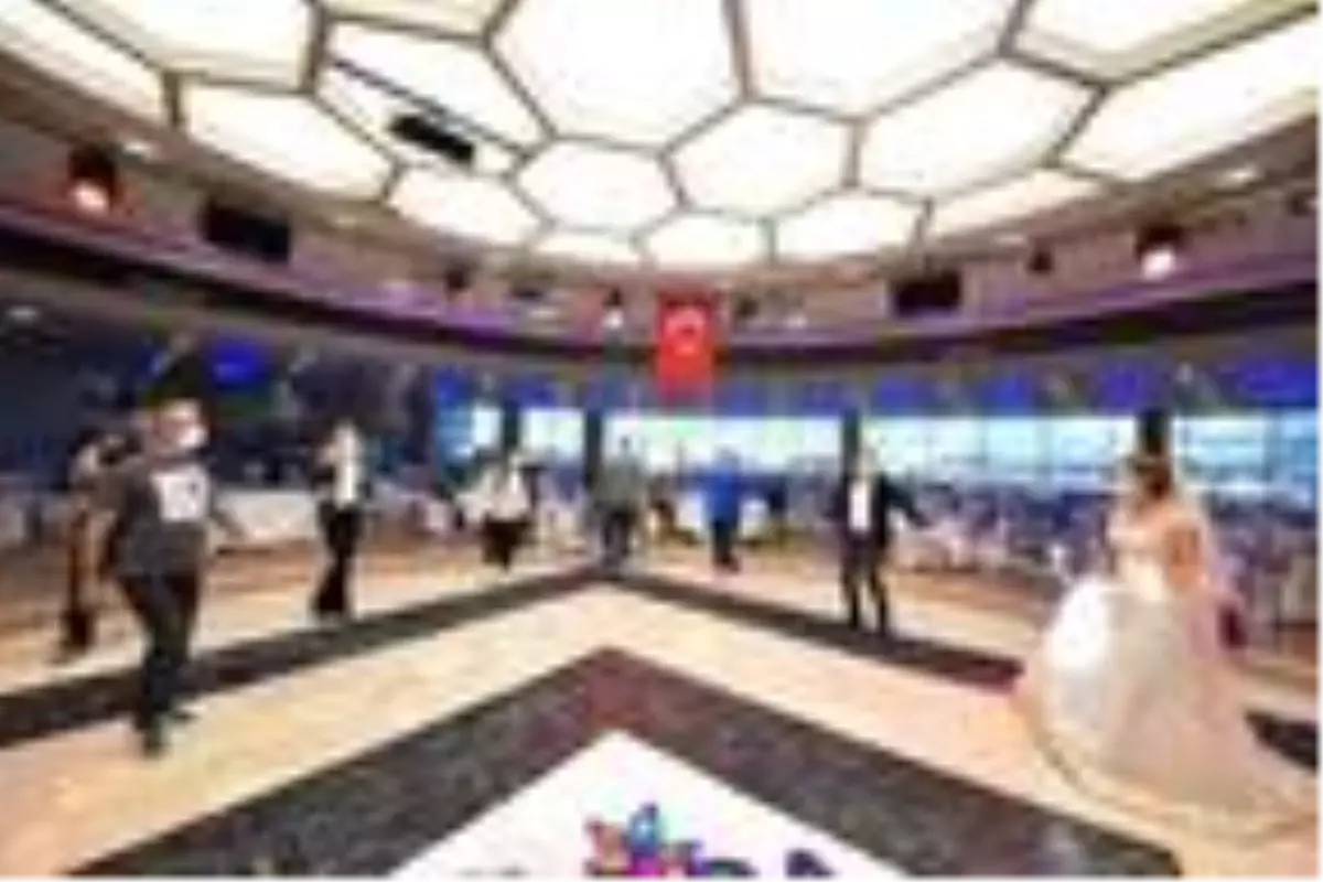 Korona sonrası düğünler nasıl olacak? Düğünlerde sosyal mesafe çubuğuyla halay önerisi