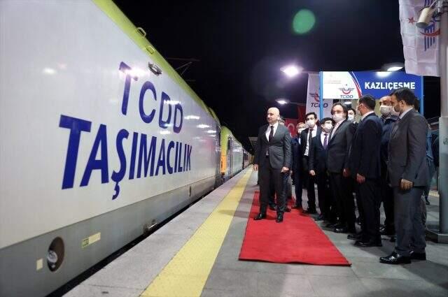 Dün akşam tarihi bir an yaşandı: İlk yurt içi yük treni Marmaray'dan geçti Dün akşam tarihi bir an yaşandı: İlk yurt içi yük treni Marmaray'dan geçti