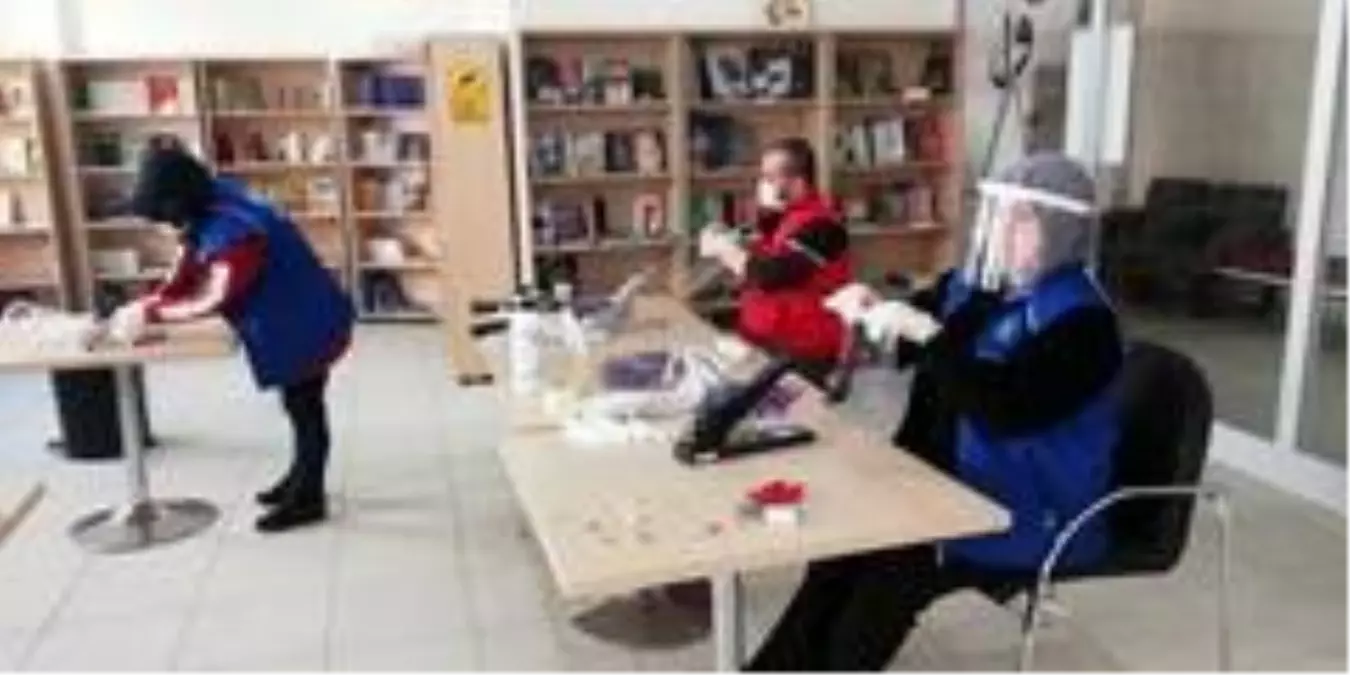 Gençlik Merkezleri korunaklı maske üretimini sürdürüyor