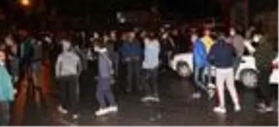 Grup Yorum üyesi Gökçek'in cenazesi Kayseri'ye getirildi, mahalleli sokağa döküldü Grup Yorum üyesi Gökçek'in cenazesi Kayseri'ye getirildi, mahalleli sokağa döküldü