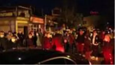 Grup Yorum üyesi Gökçek'in cenazesi memleketine getirildi, mahalleli sokağa döküldü Grup Yorum üyesi Gökçek'in cenazesi memleketine getirildi, mahalleli sokağa döküldü