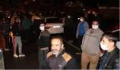 Grup Yorum üyesi Gökçek'in cenazesi Kayseri'ye getirildi, mahalleli sokağa döküldü Grup Yorum üyesi Gökçek'in cenazesi Kayseri'ye getirildi, mahalleli sokağa döküldü