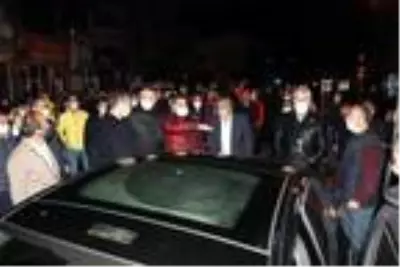 Grup Yorum üyesi Gökçek'in cenazesi Kayseri'ye getirildi, mahalleli sokağa döküldü Grup Yorum üyesi Gökçek'in cenazesi Kayseri'ye getirildi, mahalleli sokağa döküldü