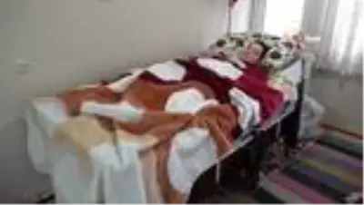 Hayatını ailesine adayan bir kadın...36 yıldır 3 engelli çocuğuna ve hasta eşine bakıyor Hayatını ailesine adayan bir kadın...36 yıldır 3 engelli çocuğuna ve hasta eşine bakıyor