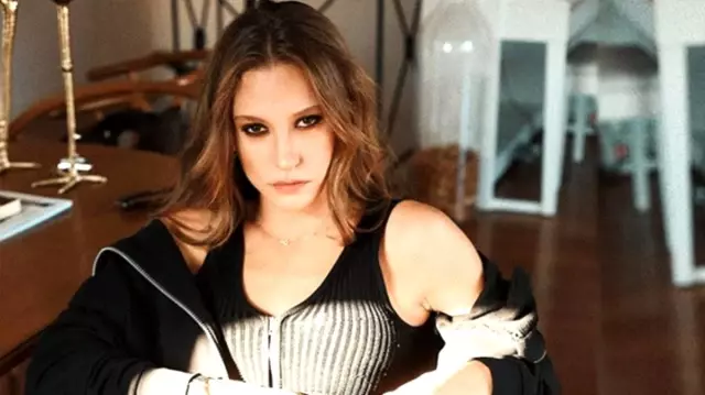 Karantinada Olan Serenay Sarikaya Cimlere Uzanarak Poz Verdi Haberler Magazin