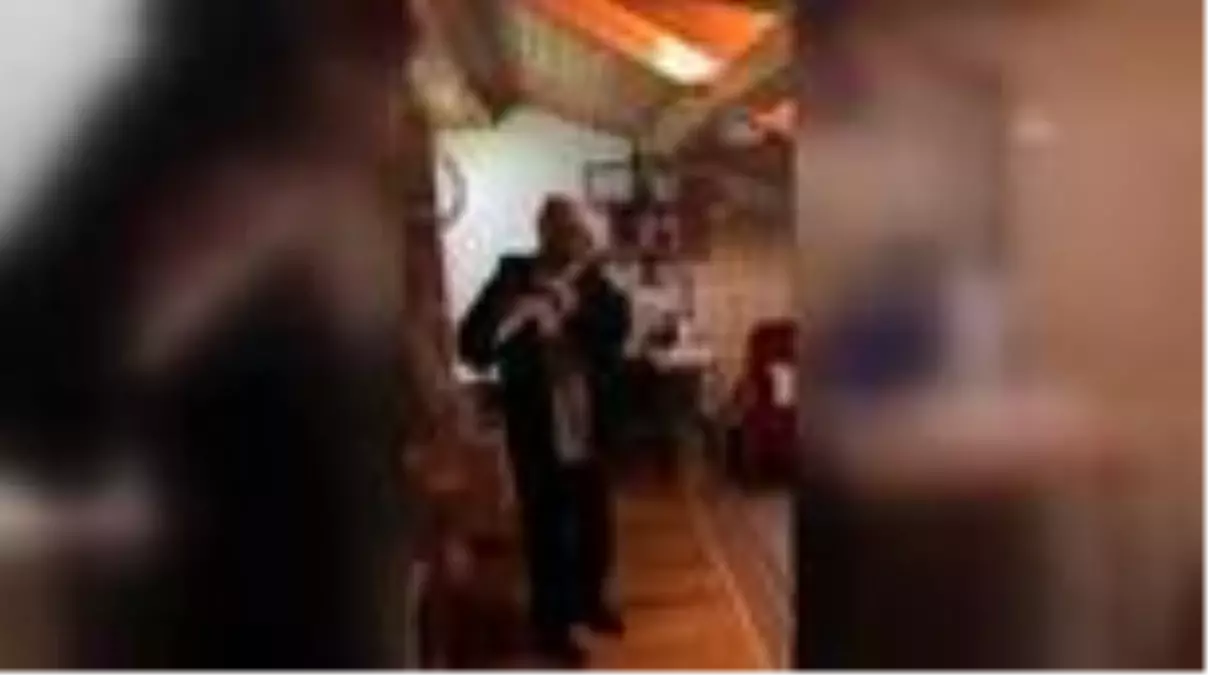 Koronavirüsü yenen doktor, meslektaşlarına 'yan flüt' çalarak teşekkür etti