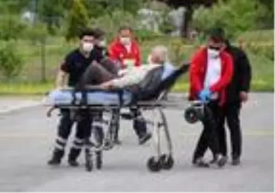 Köstebek tabancasıyla yaralanan yaşlı adam ambulans helikopterle hastaneye kaldırıldı Köstebek tabancasıyla yaralanan yaşlı adam ambulans helikopterle hastaneye kaldırıldı
