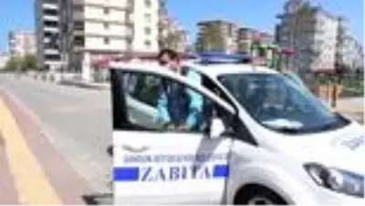 Kovid-19 tedbirleri nedeniyle ayrı kaldığı eşine zabıta ekipleri kavuşturdu Kovid-19 tedbirleri nedeniyle ayrı kaldığı eşine zabıta ekipleri kavuşturdu
