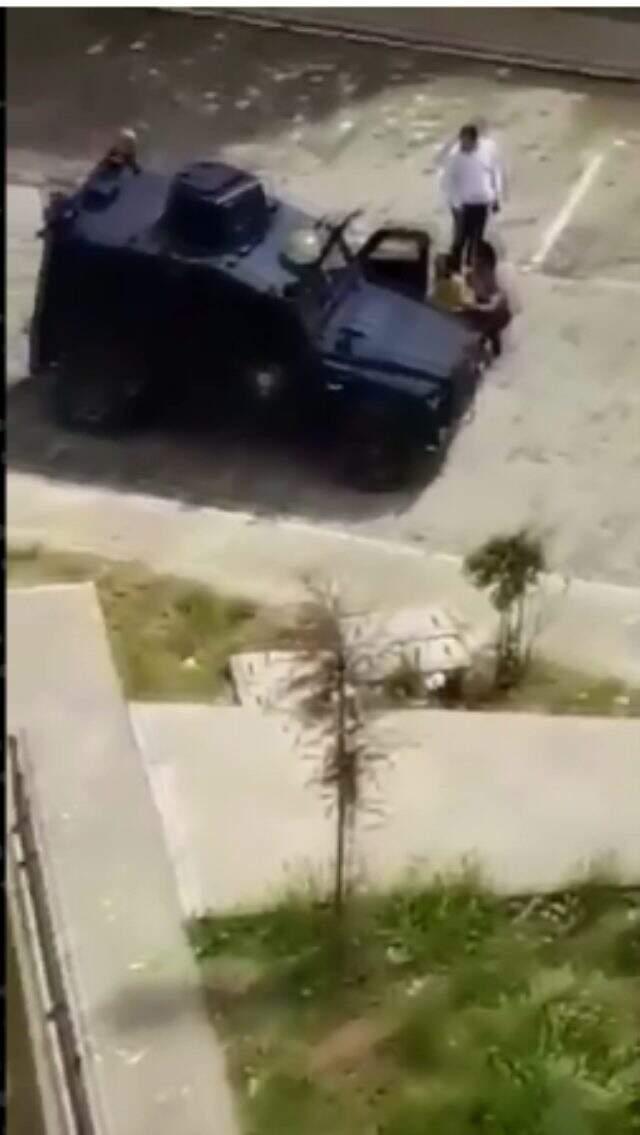 Mardin'de tepki çeken görüntü: Polis, site bahçesinde oynayan çocukları havaya ateş açıp kovaladı.