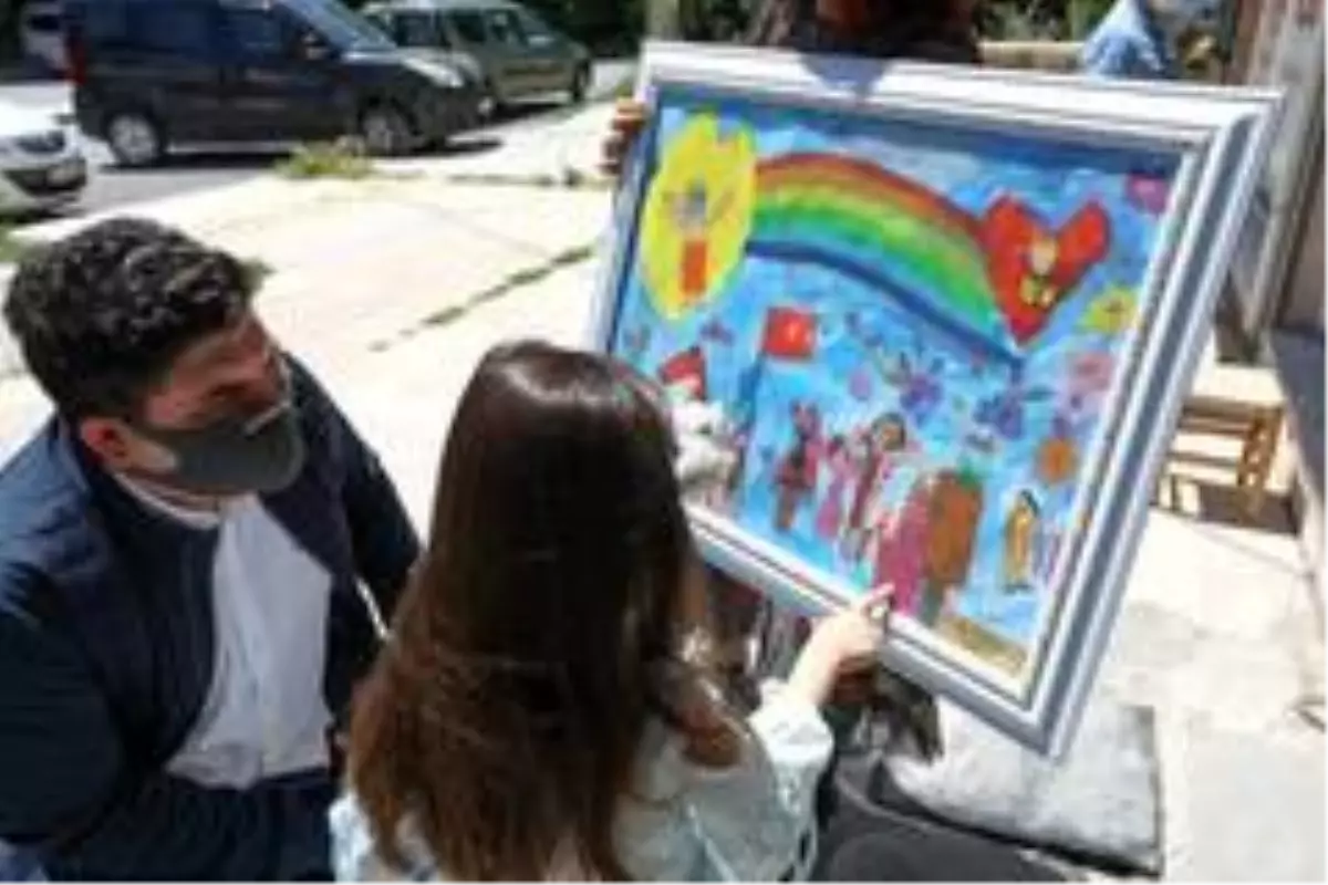 Minik eller Zübeyde Ana'yı resmetti