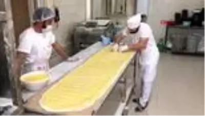 SAKARYA 4 metrelik pide ile 'evde kal' mesajı SAKARYA 4 metrelik pide ile 'evde kal' mesajı