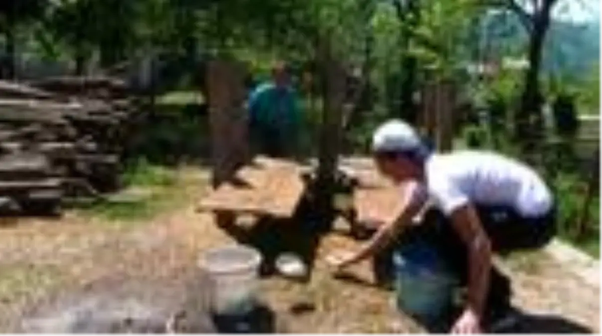 Sokağa çıkamayan çocukları için evinin bahçesine oyun parkuru kurdu