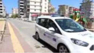 Sokağa çıkma yasağıyla ayrı kalan çifti, ekipler biraraya getirdi Sokağa çıkma yasağıyla ayrı kalan çifti, ekipler biraraya getirdi