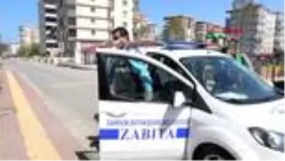 Sokağa çıkma yasağıyla ayrı kalan çifti, ekipler biraraya getirdi Sokağa çıkma yasağıyla ayrı kalan çifti, ekipler biraraya getirdi