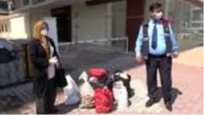 Sokağa çıkma yasağıyla ayrı kalan çifti, ekipler biraraya getirdi Sokağa çıkma yasağıyla ayrı kalan çifti, ekipler biraraya getirdi