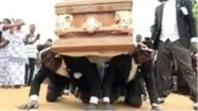 Tabutla dans eden fenomen grubun lideri Benjamin Aidoo: Essien nedeniyle Chelsea'yi tutuyorum Tabutla dans eden fenomen grubun lideri Benjamin Aidoo: Essien nedeniyle Chelsea'yi tutuyorum