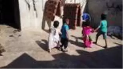 Torunlarıyla yaşam mücadelesi veren Halepli nine: 'Burada Anneler Günü yoktur' Torunlarıyla yaşam mücadelesi veren Halepli nine: 'Burada Anneler Günü yoktur'