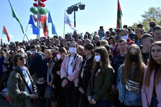 Virüs dinlemediler! Belarus'ta Zafer Günü'nde halka açık tören düzenlendi