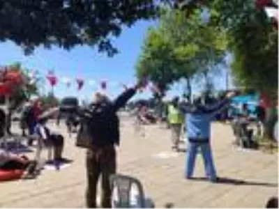 50 gün sonra ilk kez dışarı çıktılar: 65 yaş üstüne sosyal mesafeli 'Vefa Festivali' 50 gün sonra ilk kez dışarı çıktılar: 65 yaş üstüne sosyal mesafeli 'Vefa Festivali'