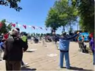 50 gün sonra ilk kez dışarı çıktılar: 65 yaş üstüne sosyal mesafeli 'Vefa Festivali' 50 gün sonra ilk kez dışarı çıktılar: 65 yaş üstüne sosyal mesafeli 'Vefa Festivali'