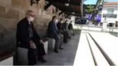 65 yaş üstü vatandaşlar güneşli havada yürüyüş yaptı 65 yaş üstü vatandaşlar güneşli havada yürüyüş yaptı