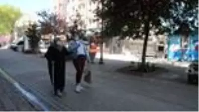 65 yaş üstü vatandaşlar güneşli havada yürüyüş yaptı 65 yaş üstü vatandaşlar güneşli havada yürüyüş yaptı