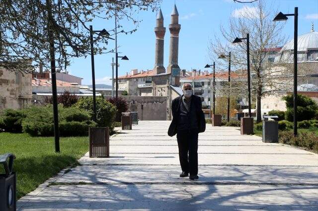 65 yaş üzeri kimseler 2 ay sonra ilk kez sokağa çıktı! İşte o kareler