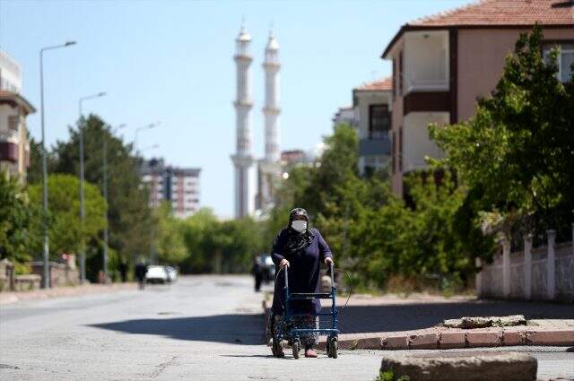 65 yaş üzeri kimseler 2 ay sonra ilk kez sokağa çıktı! İşte o kareler