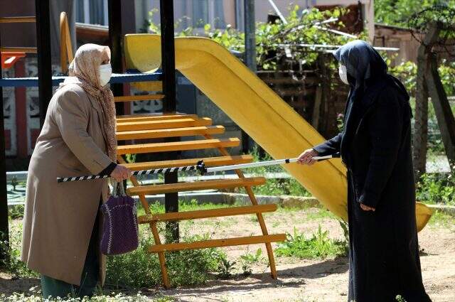 65 yaş üzeri kimseler 2 ay sonra ilk kez sokağa çıktı! İşte o kareler